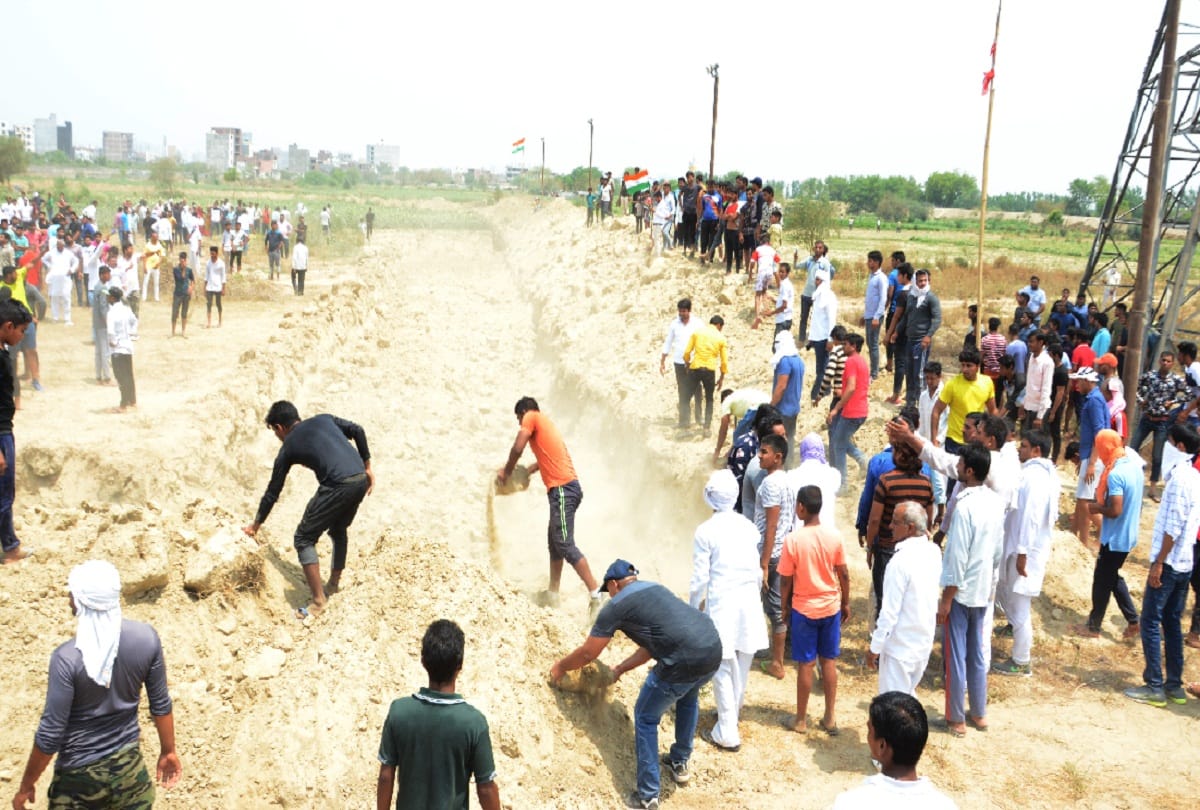 huge protest against dumping ground in Sector-123, Noida 