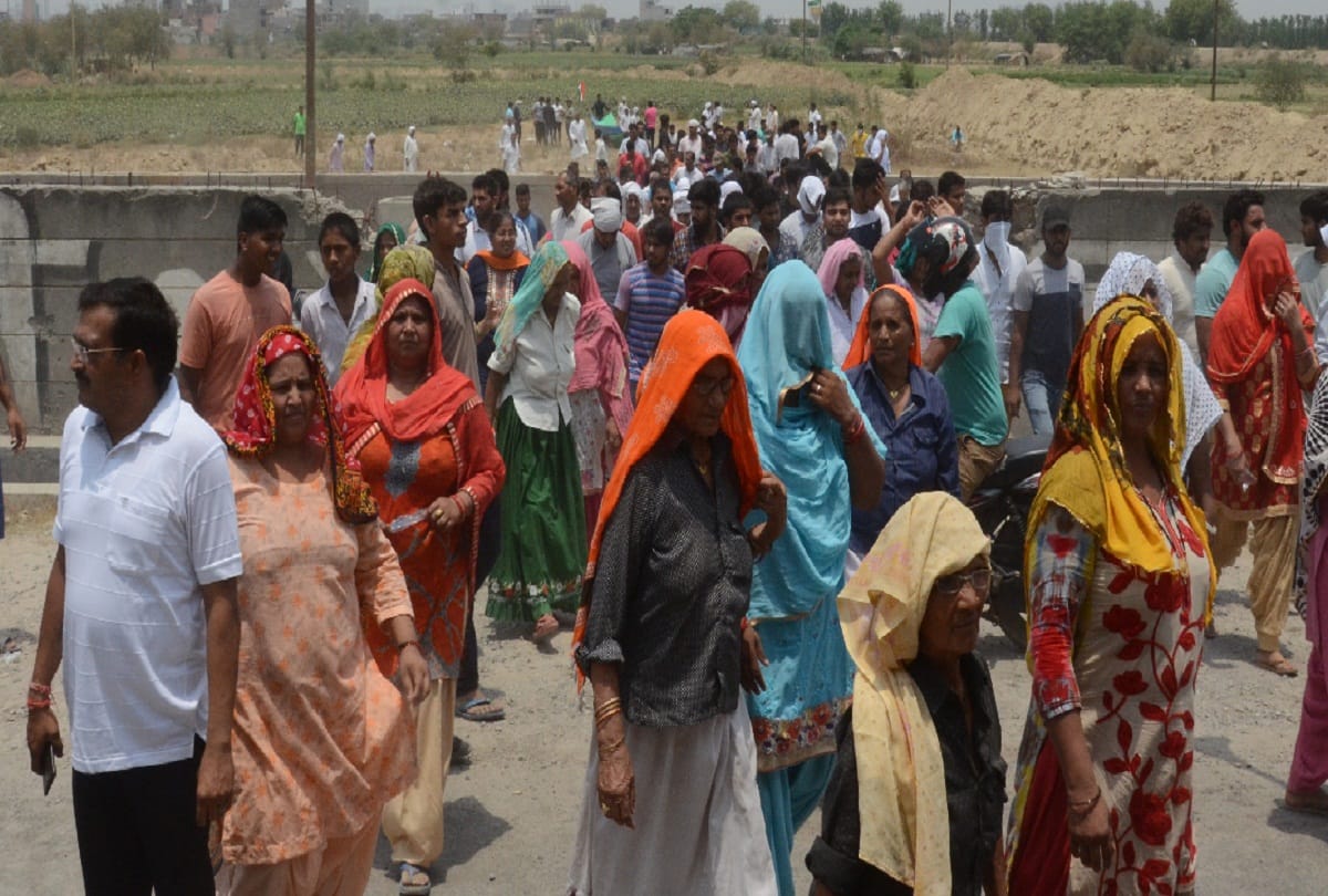 huge protest against dumping ground in Sector-123, Noida 