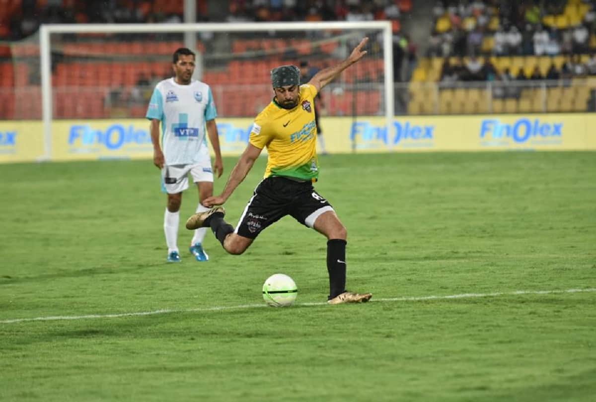 ranbir kapoor injured while playing football match