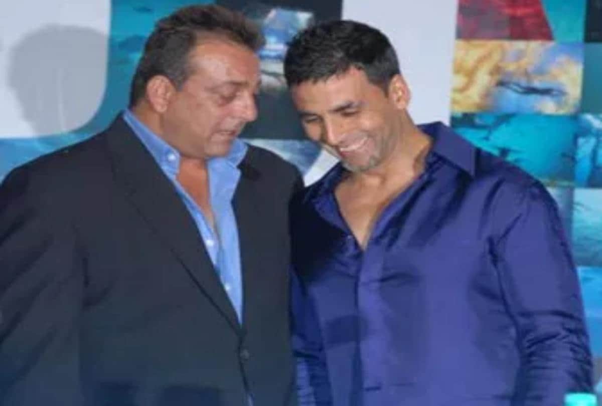 Akshay kumar and sanjay dutt meeting on the way pulls huge crowd at Mumbai