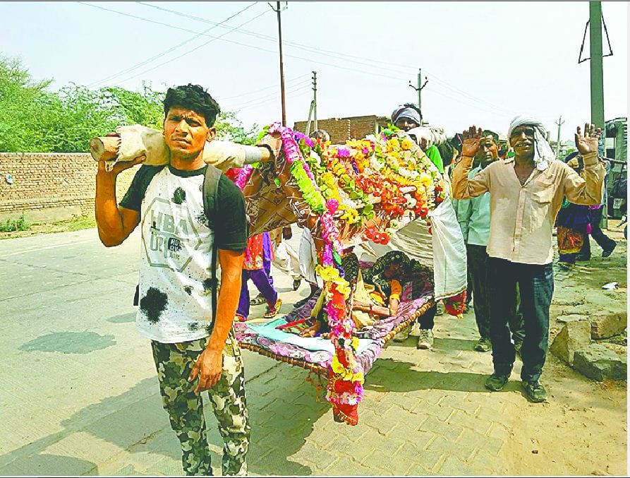 Aligarh 'shravan Kumars' carry mother on chaurasi kos parikrama