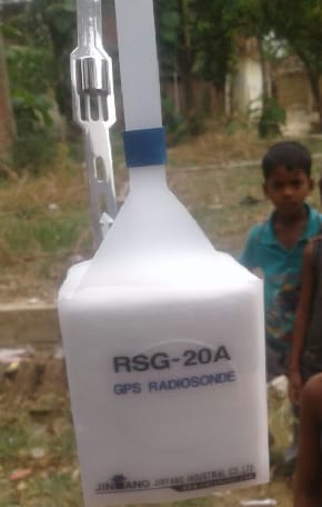 आसमान से गिरा यंत्र, मची अफरातफरी