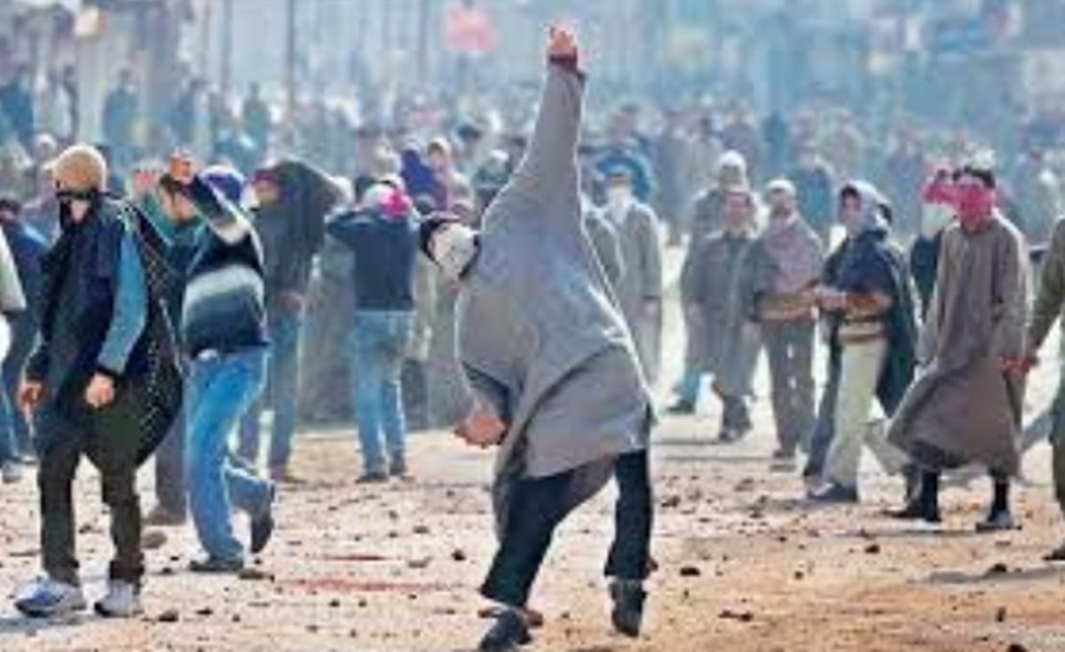Centre said decision to withdraw FIRs against stone pelters would demoralise security forces