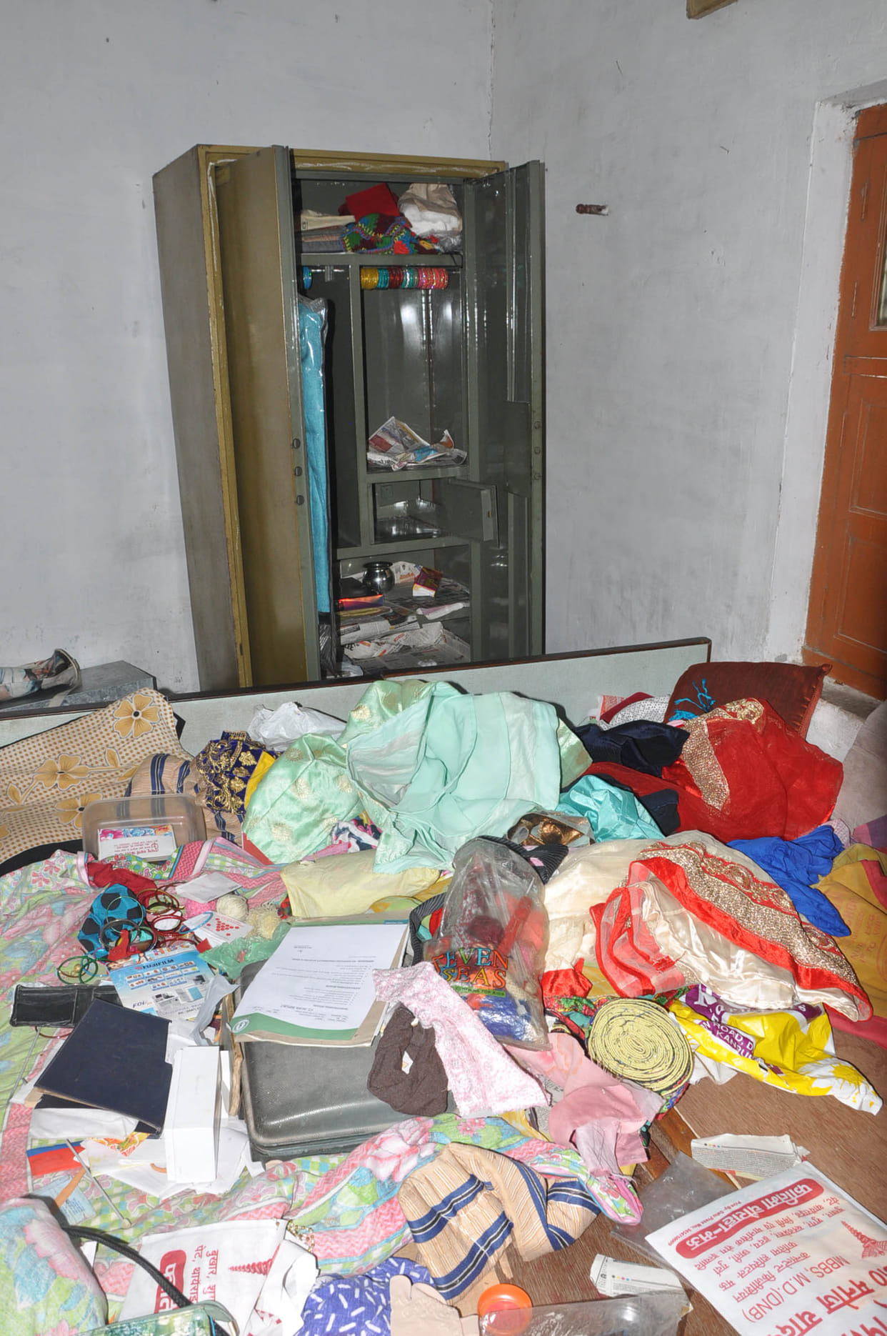 Theft of three lakh in the house of the soldier