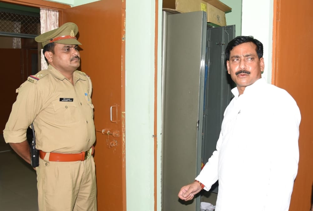 theft in BJP MLA's flat in lucknow.