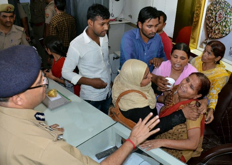 Jewellery worth one crore looted from show room in Bareilly