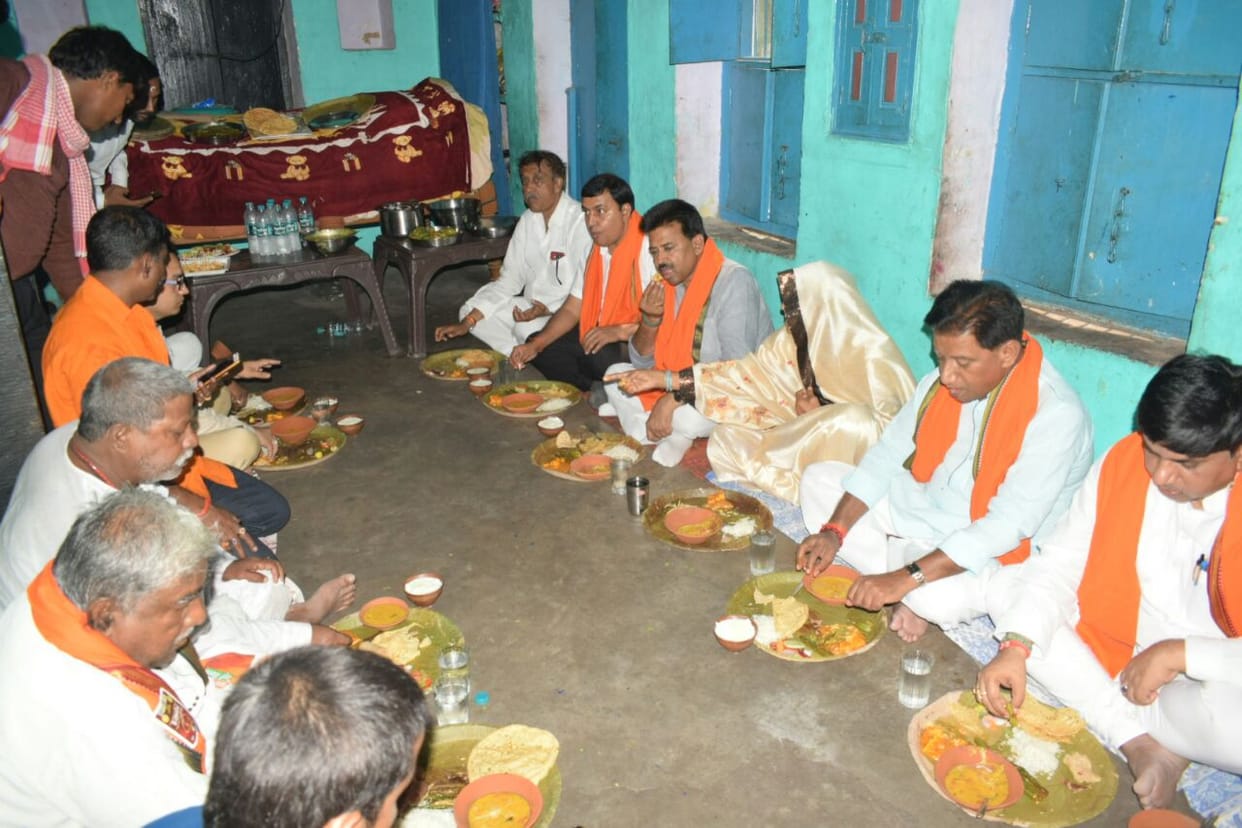Uttar pradesh BJP leader salil vishnoi take lunch at kashi dom raja house