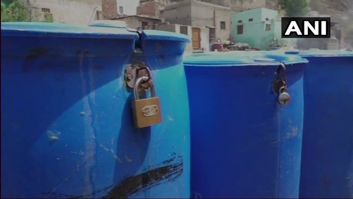 Fearing theft residents of Ajmer Vaishali Nagar are keeping their water drums locked