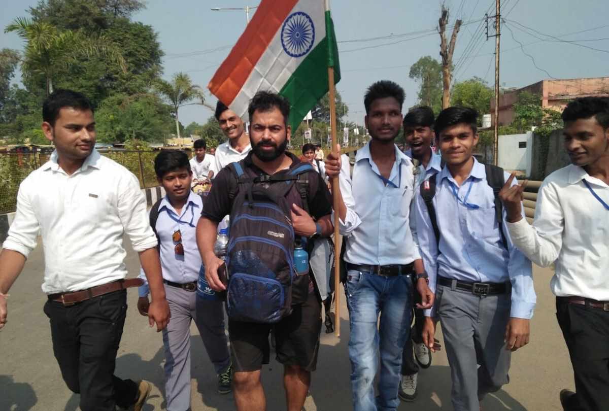 ashish sharma reached lucknow to remove beggar from india
