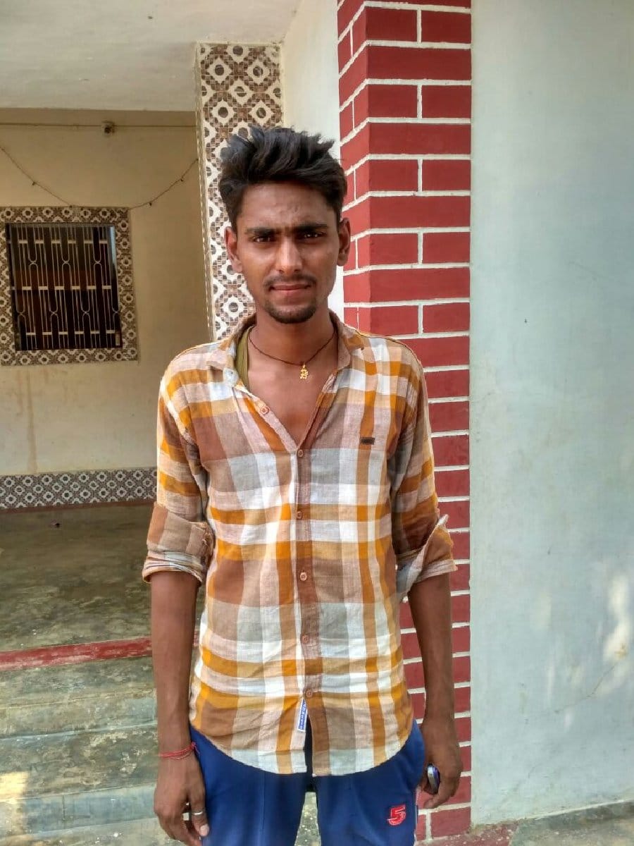 घर पहुंचते ही मां से लिपट फफक पड़ा बेटा