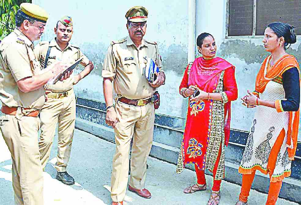 Chain looter from women's constable