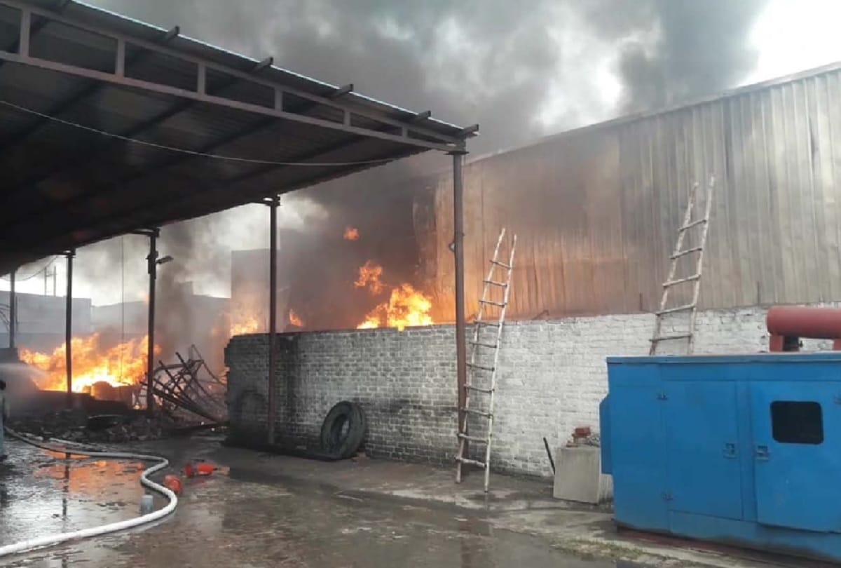 Uttar pradesh Fire broke out in two Factory at hapur