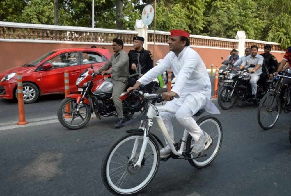 akhilesh yadav visits hanuman temple.