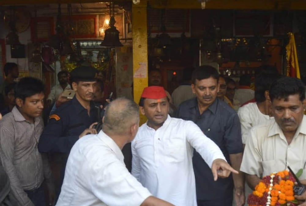 akhilesh yadav visits hanuman temple.