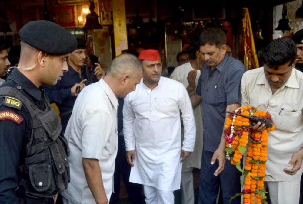 akhilesh yadav visits hanuman temple.