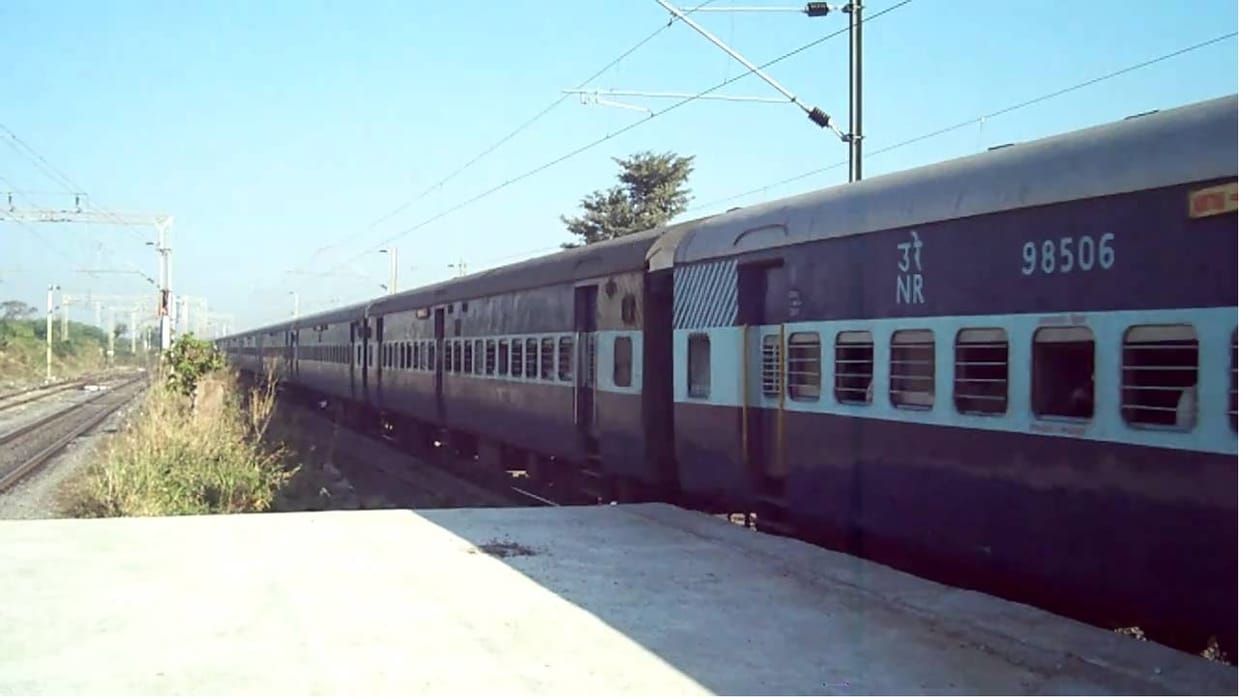 Attempted robbery on gun point in Amritsar Express chandauli