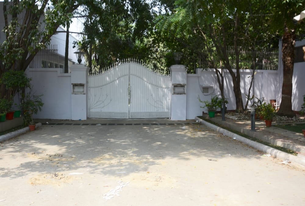 condition of former chief minister's bungalows in lucknow.