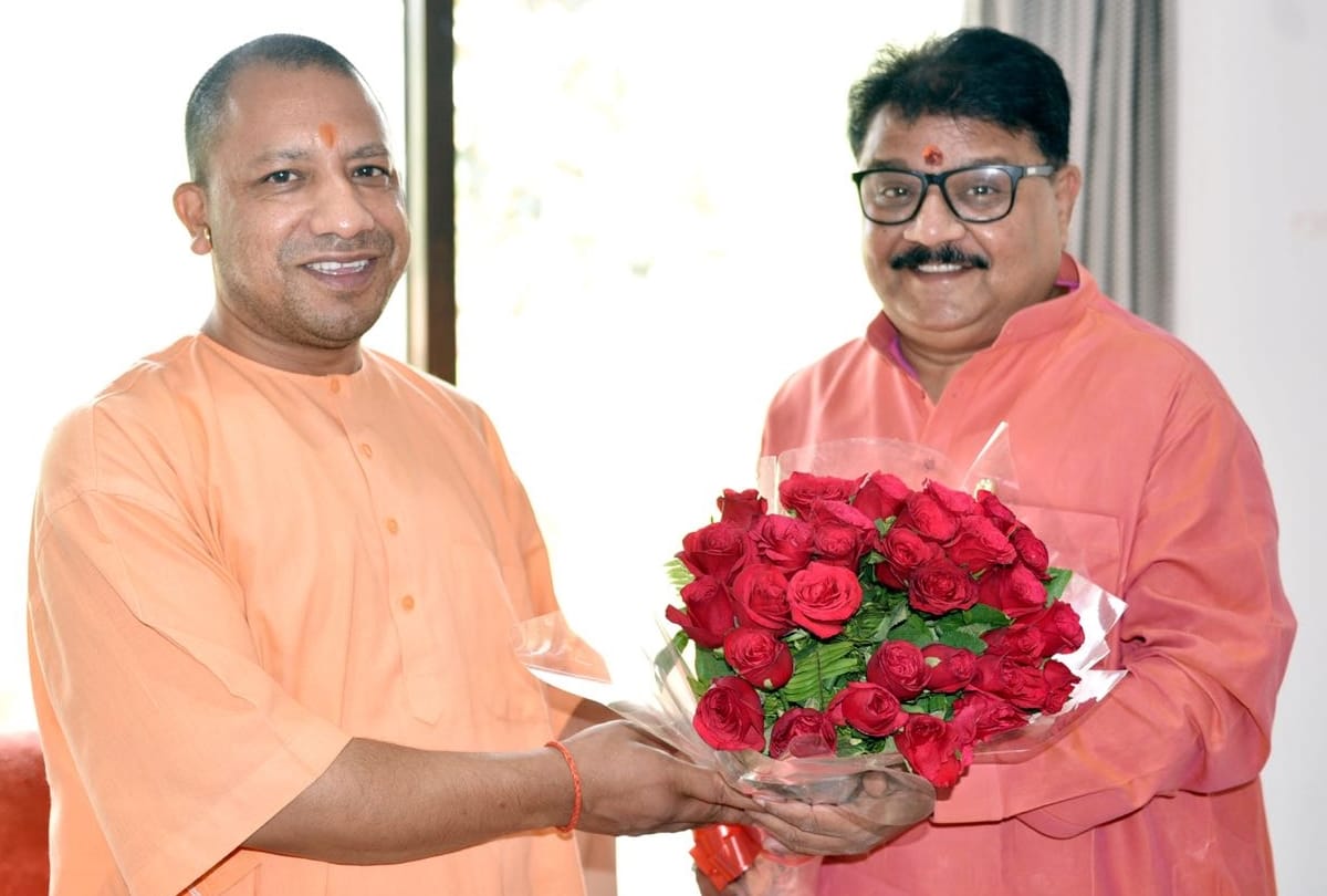 Prime Minister Narendra Modi greeted CM Yogi on birthday
