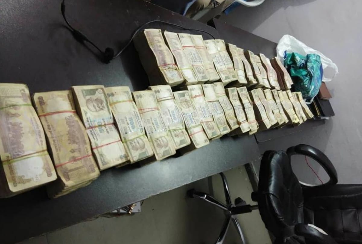 ghaziabad police seized 1 crore rupees in demonetized currency and arrest 10 people
