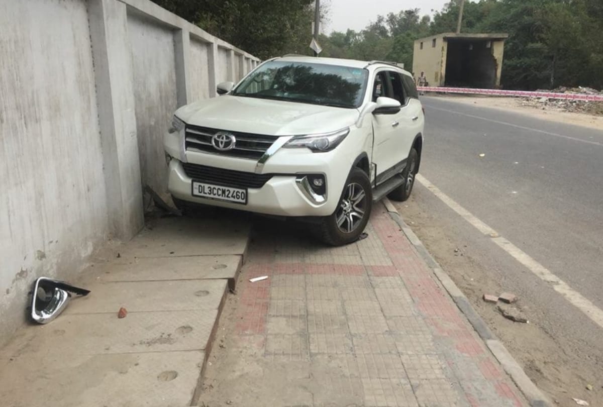 encounter between police and miscreants one shot dead in delhi  