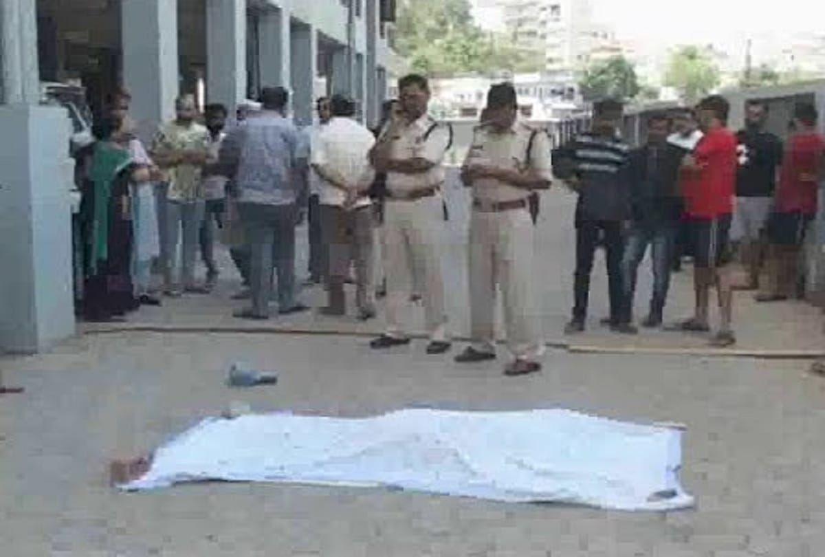 A young man allegedly committed suicide by jumping from 8th floor of building in delhi