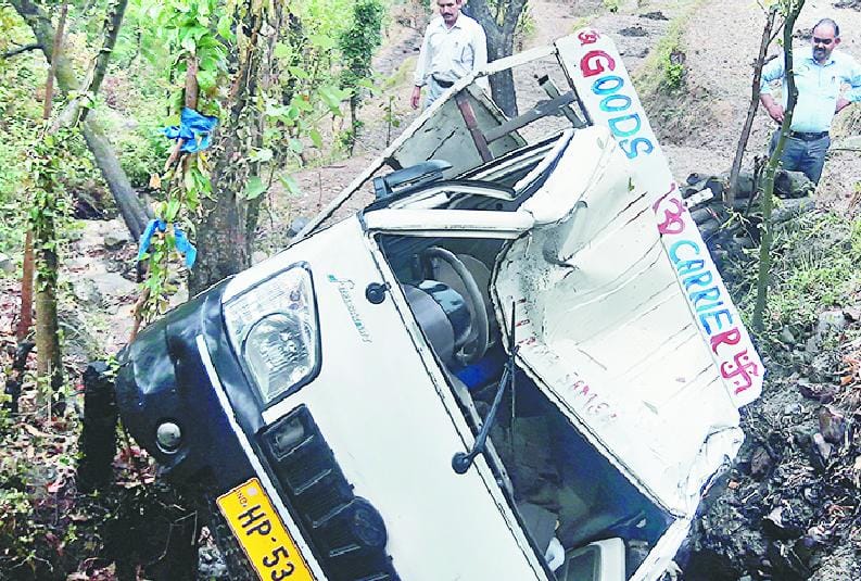 टैंपो खाई में गिरा, पति की मौत; पत्नी और बहू घायल