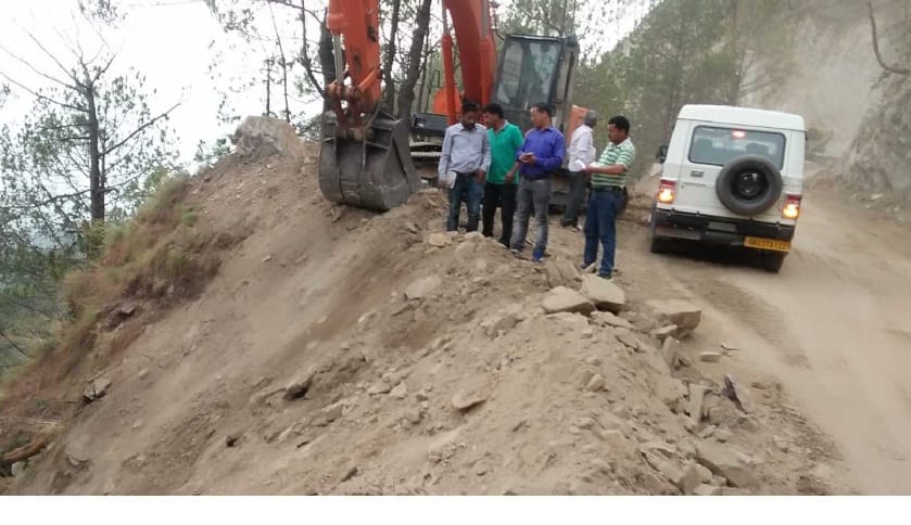 Shivaliya caught hold of the company in the ditch debris