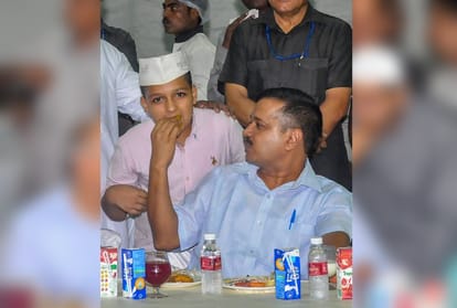cm arvind kejriwal use plastic bottle in roza iftar party in delhi