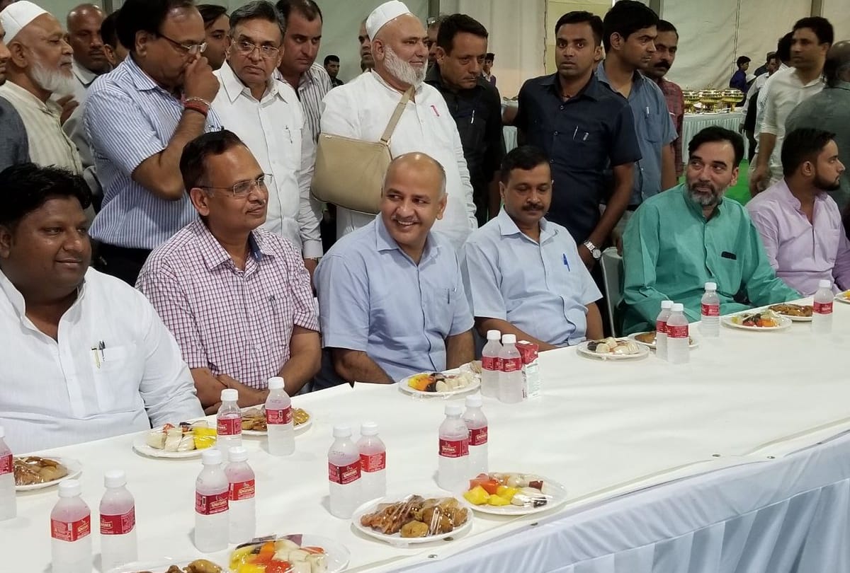 cm arvind kejriwal use plastic bottle in roza iftar party in delhi