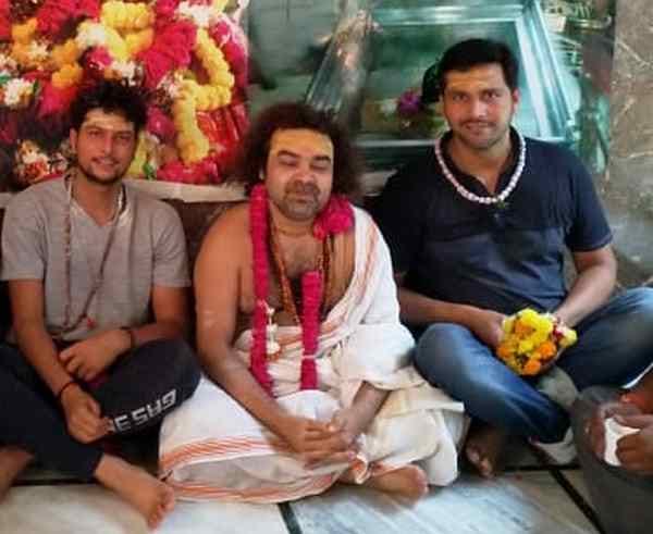 Chinaman bowler kuldeep yadav worship at  kashi vishwanath temple