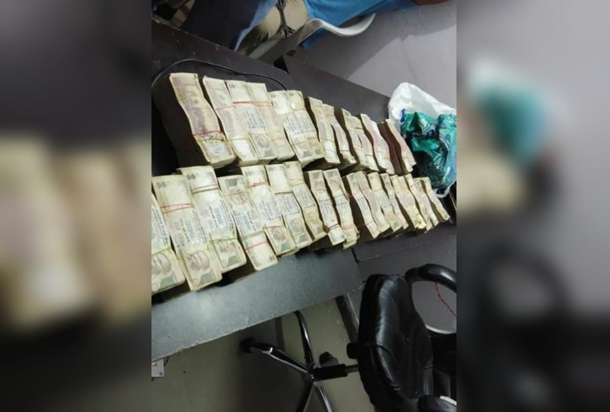 ghaziabad police seized 1 crore rupees in demonetized currency and arrest 10 people