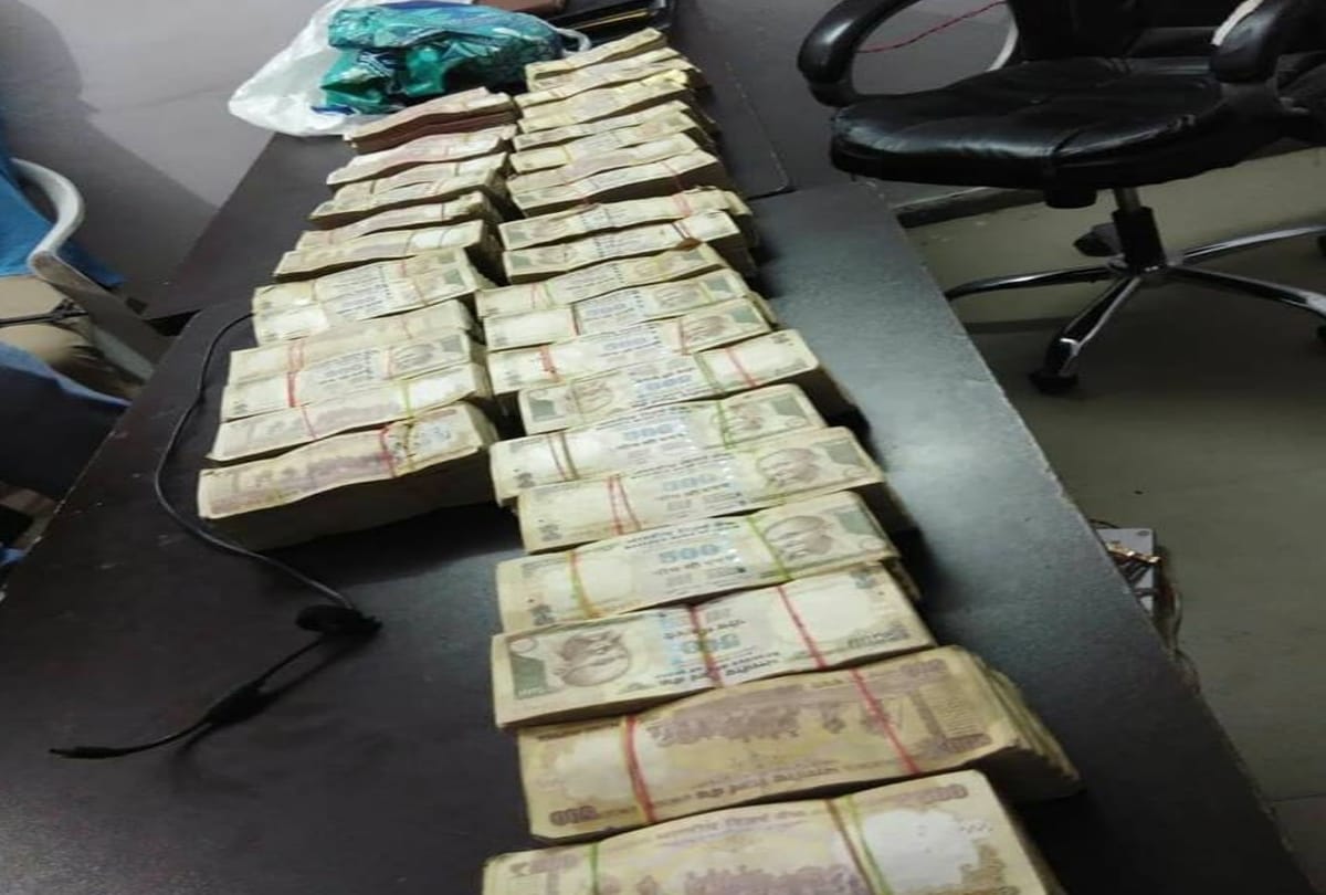 ghaziabad police seized 1 crore rupees in demonetized currency and arrest 10 people