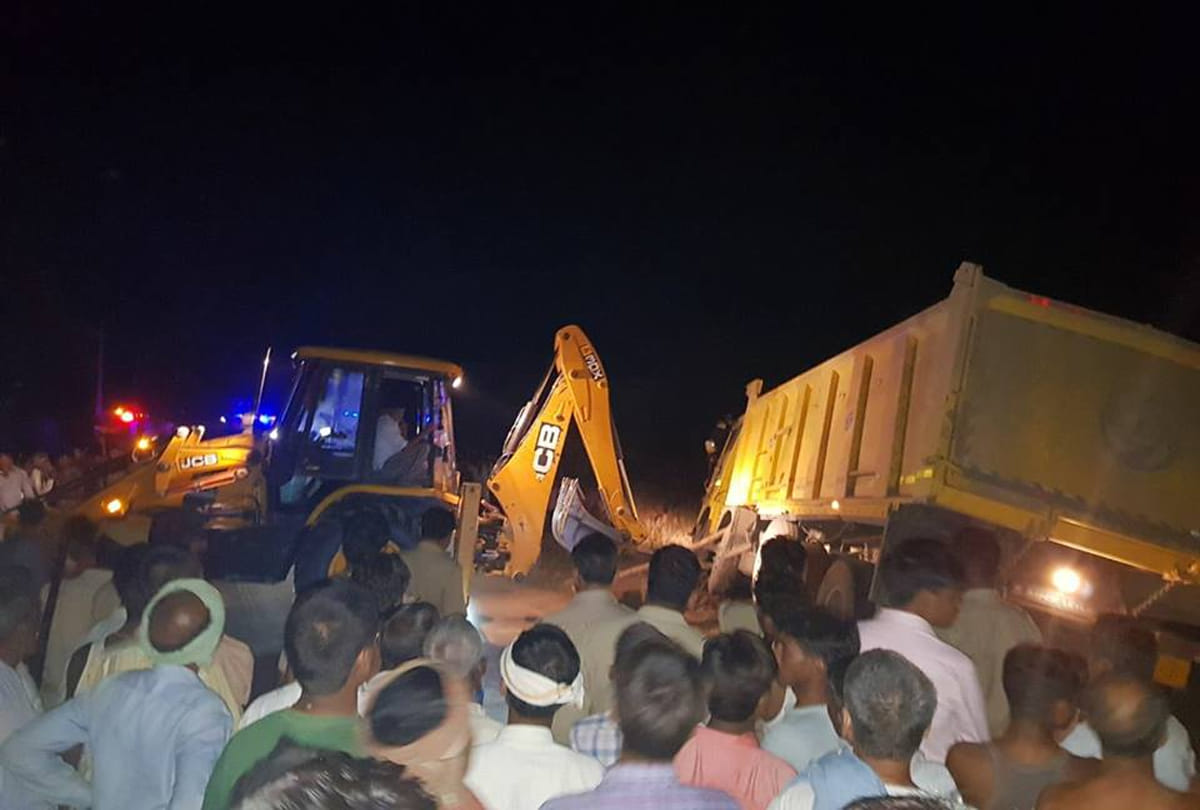 7 deid in collision of Dumper and building material mixer machine