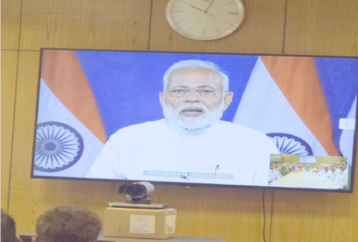 PM modi Interact with patient through video conferencing
