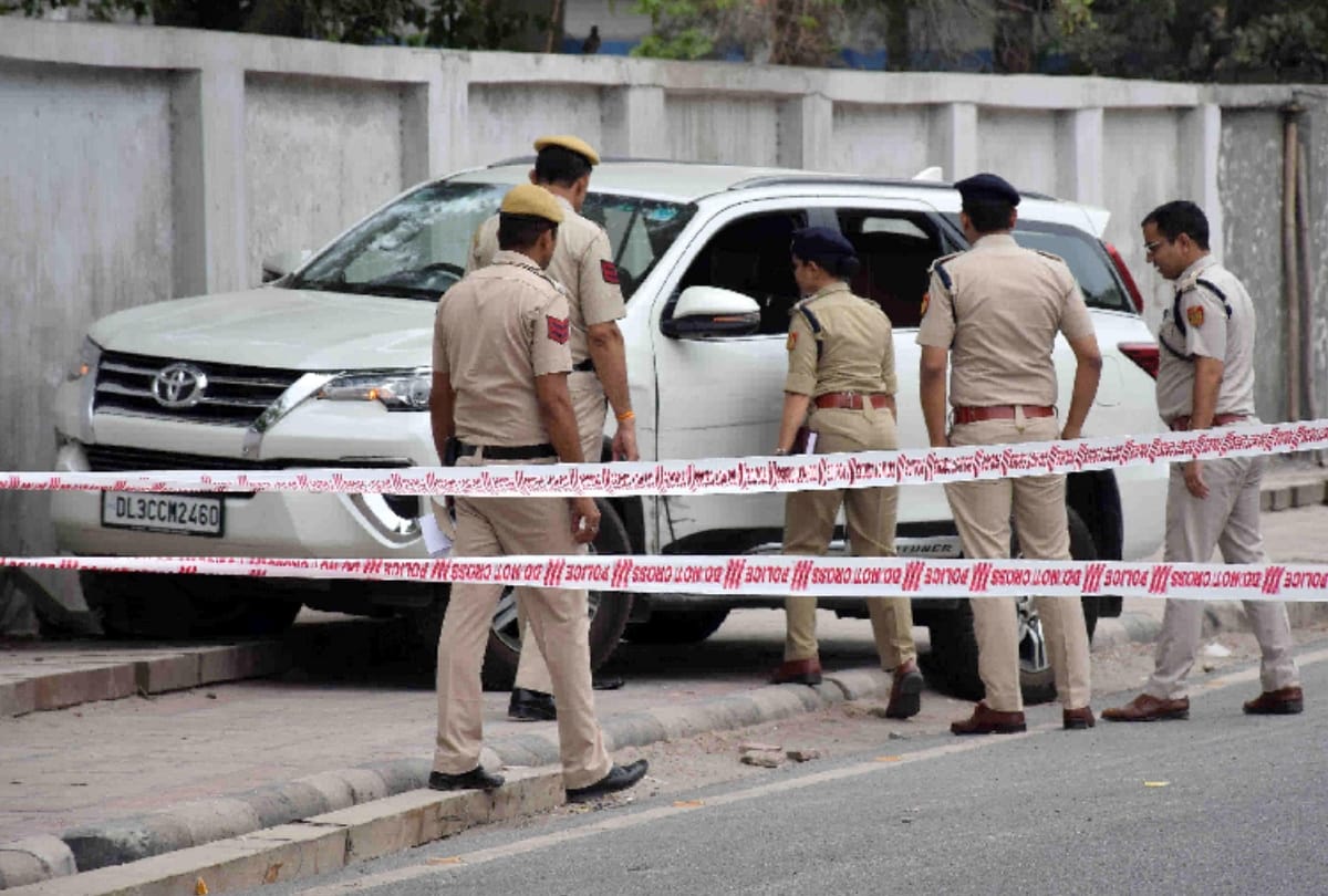 encounter between police and miscreants one shot dead in delhi  