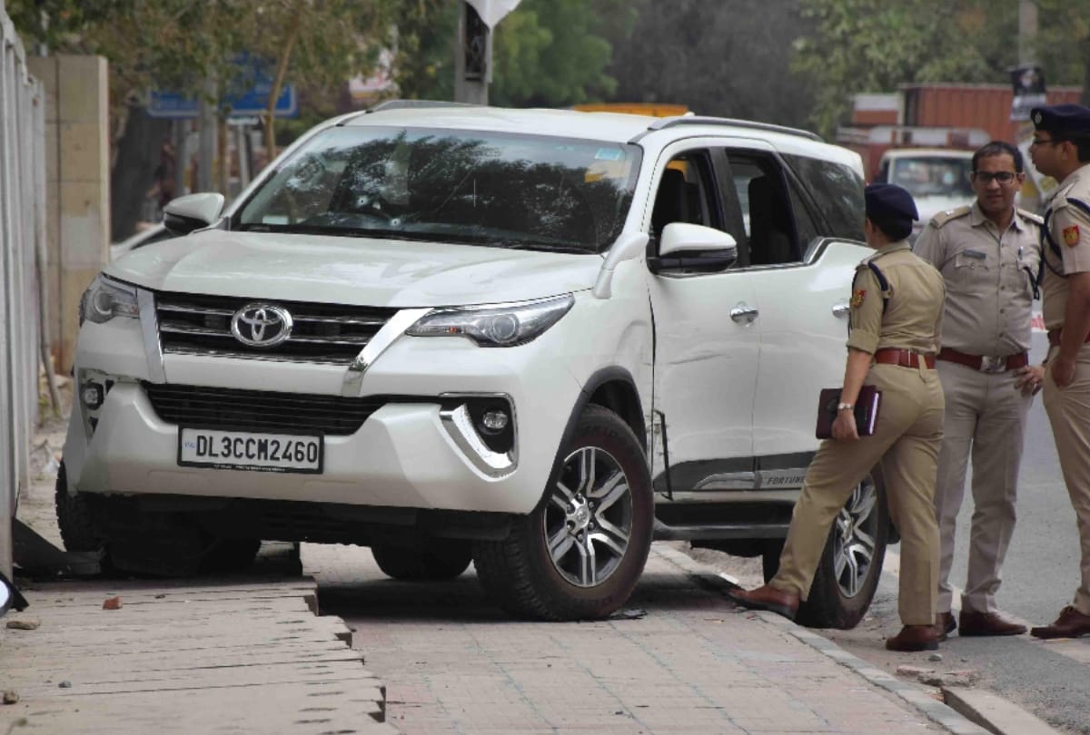 encounter between police and miscreants one shot dead in delhi  