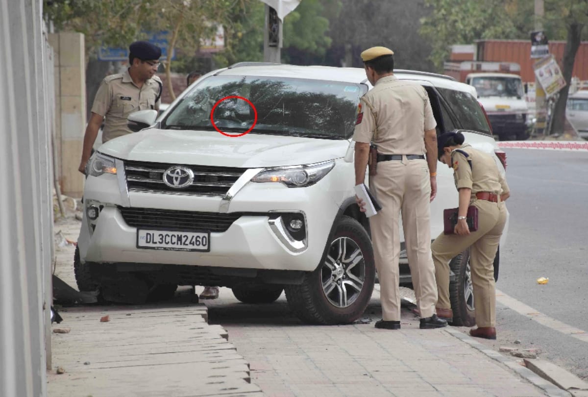 encounter between police and miscreants one shot dead in delhi  