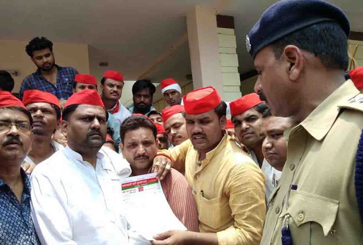 Police Intern to samajwadi party workers during cm yogi kanpur visit