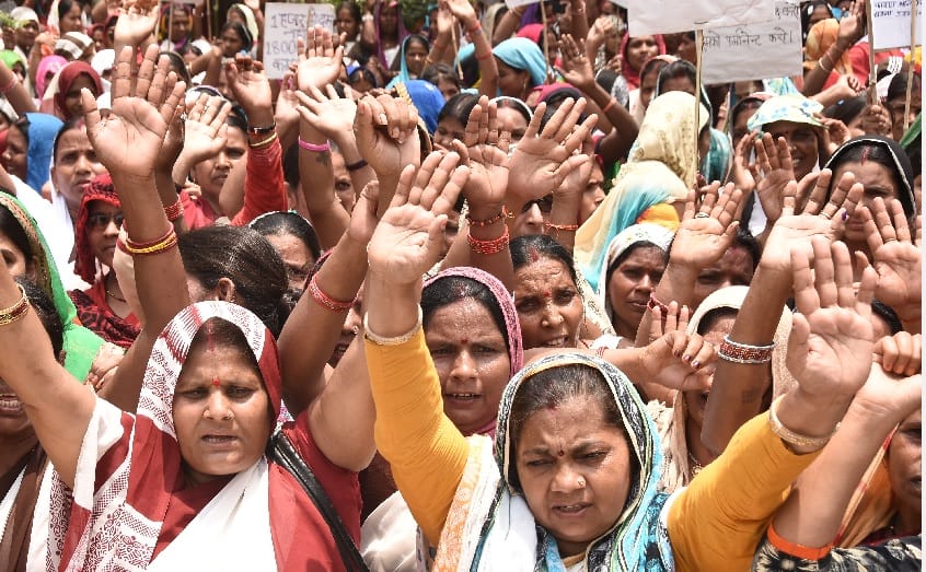 आशा बहुओं ने घेरा सीएमओ दफ्तर