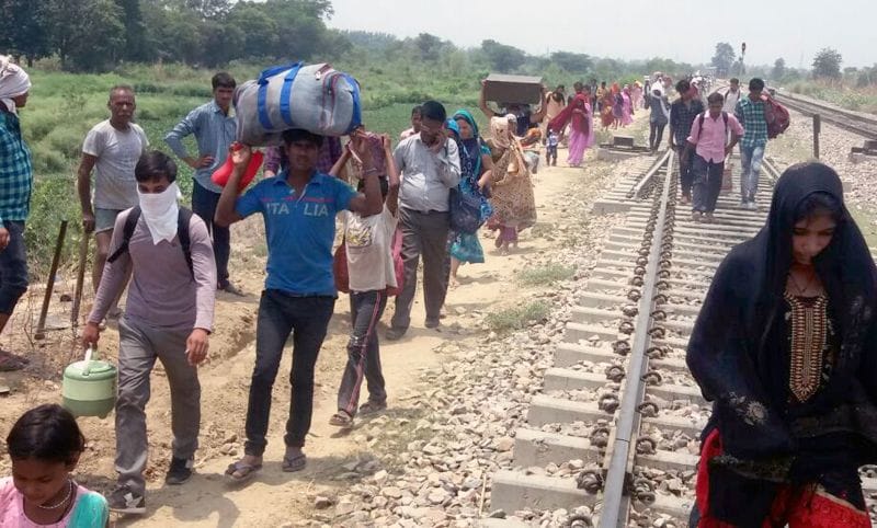 भीषण धूप पर परेशान हुए रेल यात्री