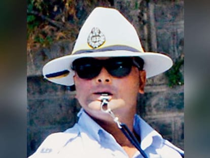 chandigarh police sub inspector beaten by public in shimla, slapped to police man
