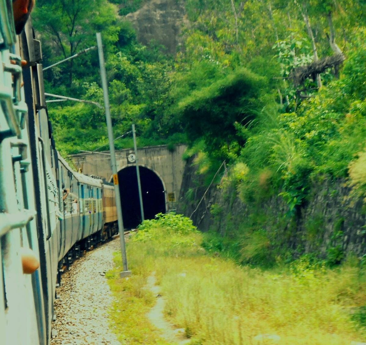 भारी बारिश ने रोकी हेरिटेज ट्रैक पर ट्रेनों की रफ्तार