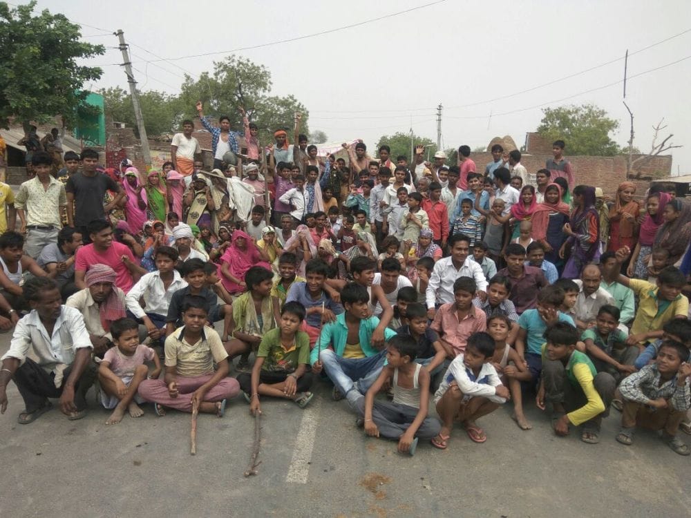 agra villagers protest on road for the fresh water