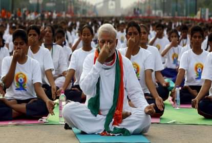 Bjp and congress leader do yoga with pm modi on international yoga day 2018