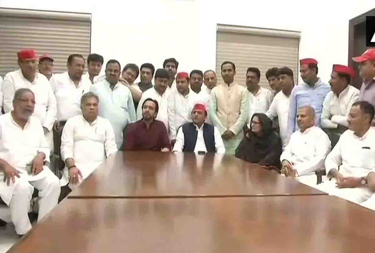 Akhilesh yadav and Jayant Chaudhari meeting