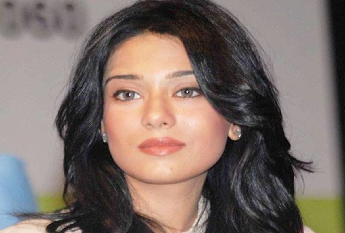 relation between deepika padukone and amrita rao