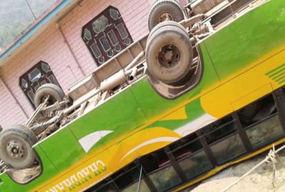 fifteen passenger injured in private bus accident at bilaspur