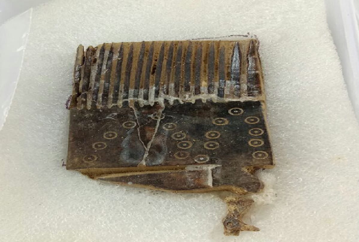 Mirror and comb found near the woman skeleton crematory in baghpat