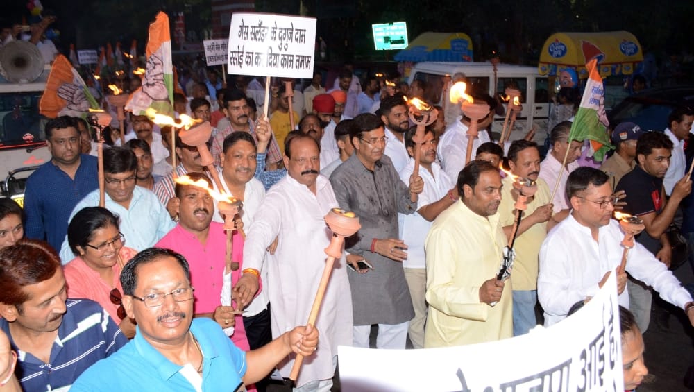 congress torch protest against fuel price hike in dehradun