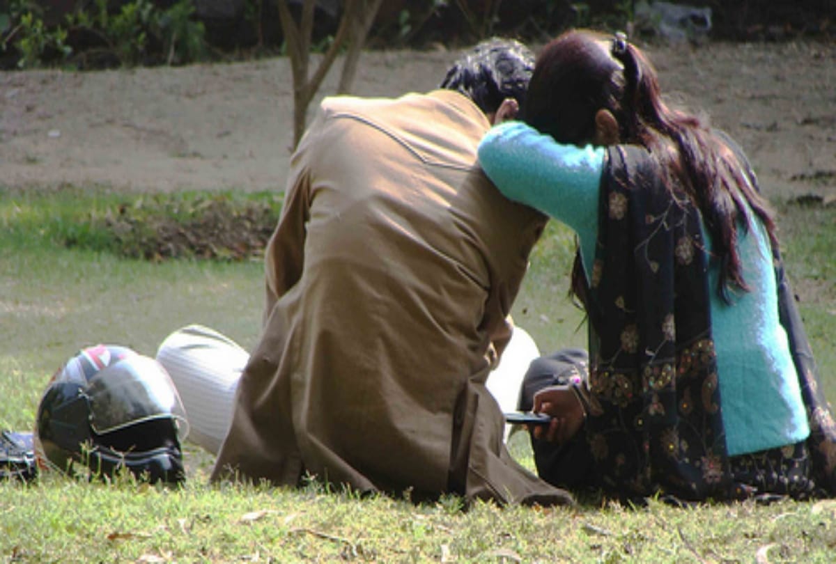 Divorce Case Hearing in Court, Husband Swallowed Poison Outside Court
